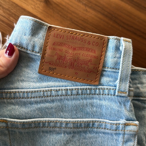 Levis Premium 501 Straight Crop Light Indigo 24 x 28 Button Fly Big E Raw Hem - Picture 3 of 4